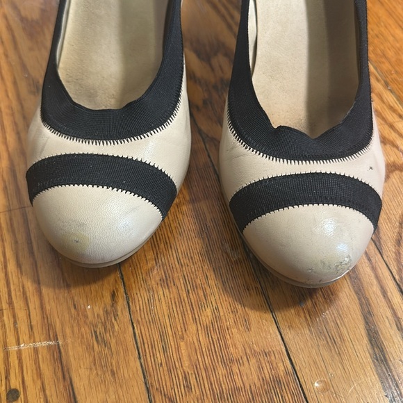 STUART WEITZMAN Cream and Black Elastic Trim Easily Round Pump, 6.5 - Picture 2 of 10